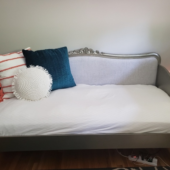 Day bed - Picture 2 of 4